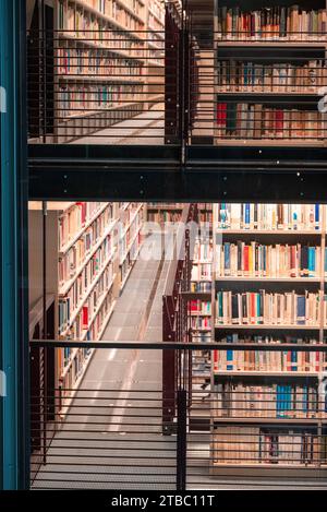 Zeitgenössische Stiftung des jüdischen Dokumentationszentrums. Moderne Bibliothek im Mailänder Hauptbahnhof. Industrielle, zeitgenössische Architektur. Italien Stockfoto