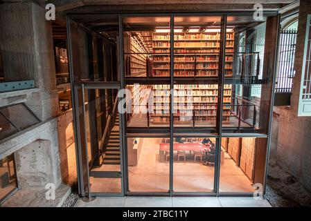 Zeitgenössische Stiftung des jüdischen Dokumentationszentrums. Moderne Bibliothek im Mailänder Hauptbahnhof. Industrielle, zeitgenössische Architektur. Italien Stockfoto