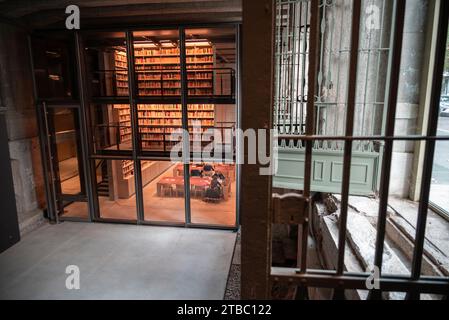 Zeitgenössische Stiftung des jüdischen Dokumentationszentrums. Moderne Bibliothek im Mailänder Hauptbahnhof. Industrielle, zeitgenössische Architektur. Italien Stockfoto