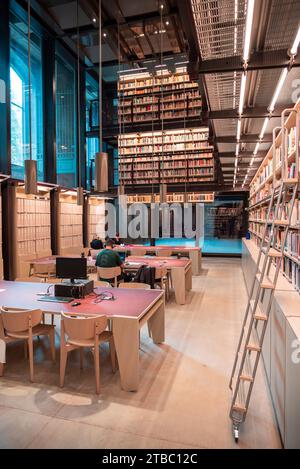 Zeitgenössische Stiftung des jüdischen Dokumentationszentrums. Moderne Bibliothek im Mailänder Hauptbahnhof. Industrielle, zeitgenössische Architektur. Italien Stockfoto