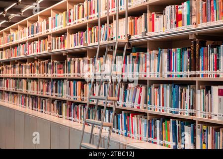 Zeitgenössische Stiftung des jüdischen Dokumentationszentrums. Moderne Bibliothek im Mailänder Hauptbahnhof. Industrielle, zeitgenössische Architektur. Italien Stockfoto