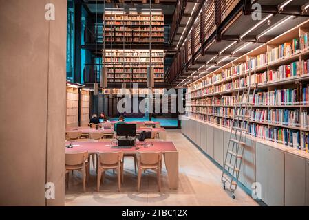 Zeitgenössische Stiftung des jüdischen Dokumentationszentrums. Moderne Bibliothek im Mailänder Hauptbahnhof. Industrielle, zeitgenössische Architektur. Italien Stockfoto