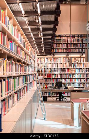 Zeitgenössische Stiftung des jüdischen Dokumentationszentrums. Moderne Bibliothek im Mailänder Hauptbahnhof. Industrielle, zeitgenössische Architektur. Italien Stockfoto