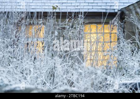 Chipping, Preston, Lancashire, Großbritannien. Dezember 2023. Die Sonne scheint durch die Fenster der alten Kirk Mill in Chipping, Preston, Lancashire an einem kalten, frostigen Morgen. Quelle: John Eveson/Alamy Live News Stockfoto