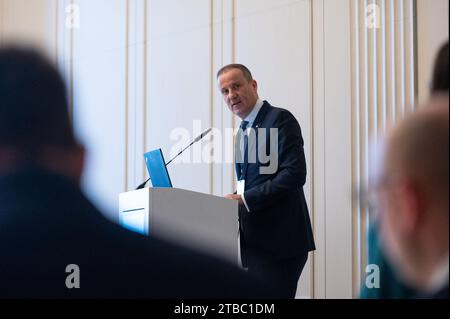 Berlin, Deutschland. Dezember 2023. Michael Anseeuw, Managing Director von BNP Paribas Fortis, spricht bei einem Treffen. Quelle: Christophe Gateau/dpa/Alamy Live News Stockfoto