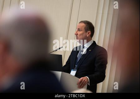 Berlin, Deutschland. Dezember 2023. Michael Anseeuw, Managing Director von BNP Paribas Fortis, spricht bei einem Treffen. Quelle: Christophe Gateau/dpa/Alamy Live News Stockfoto