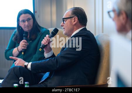 Berlin, Deutschland. Dezember 2023. Lutz Diederichs, Geschäftsführer von BNP Paribas Germany, spricht bei einem Treffen. Quelle: Christophe Gateau/dpa/Alamy Live News Stockfoto