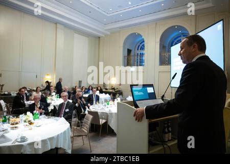 Berlin, Deutschland. Dezember 2023. Michael Anseeuw, Managing Director von BNP Paribas Fortis, spricht bei einem Treffen. Quelle: Christophe Gateau/dpa/Alamy Live News Stockfoto