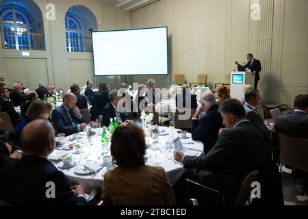 Berlin, Deutschland. Dezember 2023. Michael Anseeuw, Managing Director von BNP Paribas Fortis, spricht bei einem Treffen. Quelle: Christophe Gateau/dpa/Alamy Live News Stockfoto