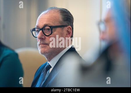 Berlin, Deutschland. Dezember 2023. Lutz Diederichs, Geschäftsführer von BNP Paribas Germany, spricht bei einem Treffen. Quelle: Christophe Gateau/dpa/Alamy Live News Stockfoto