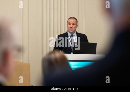 Berlin, Deutschland. Dezember 2023. Michael Anseeuw, Managing Director von BNP Paribas Fortis, spricht bei einem Treffen. Quelle: Christophe Gateau/dpa/Alamy Live News Stockfoto