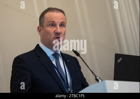 Berlin, Deutschland. Dezember 2023. Michael Anseeuw, Managing Director von BNP Paribas Fortis, spricht bei einem Treffen. Quelle: Christophe Gateau/dpa/Alamy Live News Stockfoto