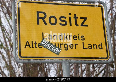 PRODUKTION - 05. Dezember 2023, Baden-Württemberg, Rositz: Am Rande des Gewerbegebiets der ehemaligen Teerverarbeitungsanlage Rositz steht ein Stadtschild. Ein Finanzierungsstreit zwischen dem Bund und den ländern Sachsen und Thüringen über die Kosten für die Sanierung von Umweltschäden durch ehemalige DDR-Staatsunternehmen bleibt vor dem Bundesverfassungsgericht ungelöst. Das höchste deutsche Gericht wies Anträge der beiden bundesländer nach Angaben vom Mittwoch als unzulässig zurück. (Zu dpa 'Karlsruhe regelt nicht über Umweltschäden durch Fo Stockfoto