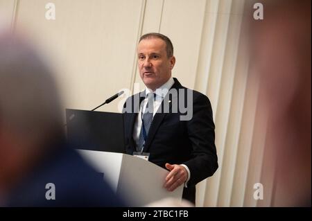 Berlin, Deutschland. Dezember 2023. Michael Anseeuw, Managing Director von BNP Paribas Fortis, spricht bei einem Treffen. Quelle: Christophe Gateau/dpa/Alamy Live News Stockfoto