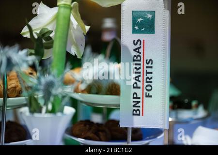 Berlin, Deutschland. Dezember 2023. Bei einem Treffen gibt es eine Tischdekoration mit der Aufschrift „BNP Paribas Fortis“. Quelle: Christophe Gateau/dpa/Alamy Live News Stockfoto