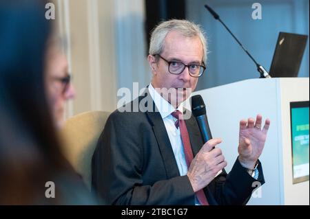 Berlin, Deutschland. Dezember 2023. William de Vijlder, Chefökonom von BNP Paribas, spricht bei einem Treffen. Quelle: Christophe Gateau/dpa/Alamy Live News Stockfoto