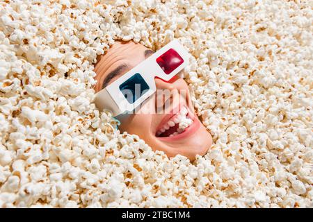 Oben Ansicht Foto von fröhlich beeindruckt Person Zahny Lächeln essen Film 3D Brille Gesicht Stick Popcorn Hintergrund Stockfoto