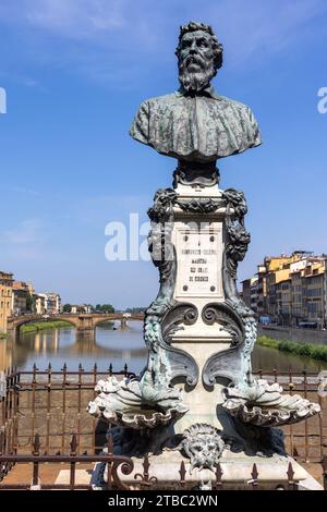 Die Statue von Benvenuto Cellini auf der Ponte Vecchio, Florenz, Italien Stockfoto