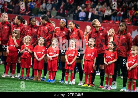 Vancouver, Kanada. Dezember 2023. Vancouver, British Columbia, Kanada, 5. Dezember 2023: Team Canada steht vor dem Freundschaftsfußballspiel der Frauen zwischen Kanada und Australien im BC Place Stadium in Vancouver, British Columbia, Kanada (NUR REDAKTIONELLE VERWENDUNG). (Amy Elle/SPP) Credit: SPP Sport Press Photo. /Alamy Live News Stockfoto