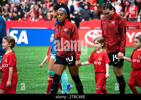 Vancouver, Kanada. Dezember 2023. Vancouver, British Columbia, Kanada, 5. Dezember 2023: Ashley Lawrence (10 Kanada) tritt im BC Place Stadium in Vancouver, British Columbia, Kanada vor dem Freundschaftsspiel der Women's International zwischen Kanada und Australien auf. (Amy Elle/SPP) Credit: SPP Sport Press Photo. /Alamy Live News Stockfoto