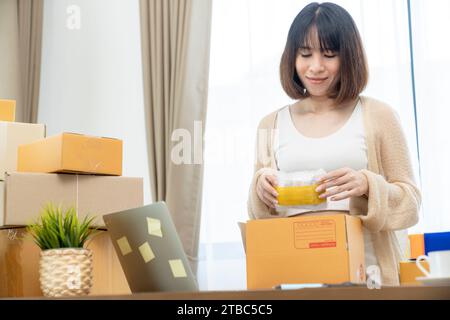 Eine junge Frau, die von zu Hause aus ein kleines Online-Geschäft besitzt. Stockfoto