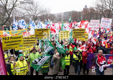 Dresden, Deutschland. Dezember 2023. Teilnehmer einer von der bildungsgewerkschaft Gew organisierten Kundgebung stehen auf dem Carolaplatz. Lehrkräfte und Universitätsangestellte in Sachsen wurden erneut zu einem Warnstreik aufgerufen. Unter anderem fordern die Gewerkschaften eine Gehaltserhöhung von 10,5 Prozent, aber mindestens 500 Euro. Quelle: Sebastian Kahnert/dpa/Alamy Live News Stockfoto