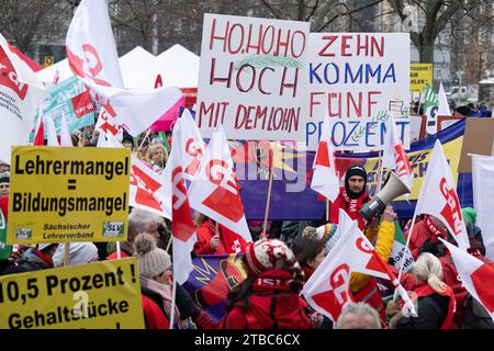 Dresden, Deutschland. Dezember 2023. Teilnehmer einer von der bildungsgewerkschaft Gew organisierten Kundgebung stehen auf dem Carolaplatz. Lehrkräfte und Universitätsangestellte in Sachsen wurden erneut zu einem Warnstreik aufgerufen. Unter anderem fordern die Gewerkschaften eine Gehaltserhöhung von 10,5 Prozent, aber mindestens 500 Euro. Quelle: Sebastian Kahnert/dpa/Alamy Live News Stockfoto