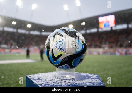 LUBIN, POLEN - 3. DEZEMBER 2023: Fußballspiel polnischer PKO Ekstraklasa zwischen KGHM Zaglebie Lubin gegen Legia Warszawa 0:3. Offizieller Ball Adidas Oceaun Stockfoto