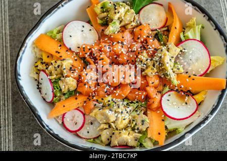 Aus der Vogelperspektive sehen Sie einen Teriyaki-Lachs und Avocadosalat. Stockfoto