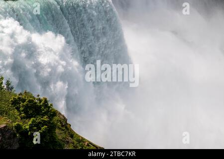 Eine große Wasserwand, die einen Wasserfall in den Niagarafällen in New York herunterfällt. Stockfoto