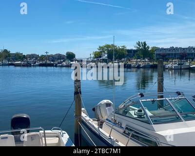 Babylon, New York, USA - 31. Mai 2023: Ein paar Boote, die in einem Yachthafen in Babylon Village in New York im ruhigen Wasser sitzen. Stockfoto