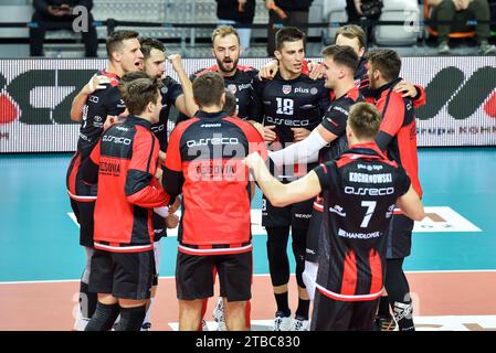 LUBIN, POLEN - 15. OKTOBER 2022: Polnisch-Plusliga-Match Cuprum Lubin gegen Asseco Resovia Rzeszow 0:3. Freude an Klemen Cebulj (18) und Tee Stockfoto