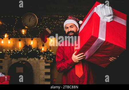 Weihnachtsmann im Business-Anzug. Der lustige Weihnachtsmann wünscht frohe Weihnachten und ein frohes neues Jahr. Textkopierbereich für Geschenke. Neujahrsangebot. Weihnachtsangebot. Christus Stockfoto