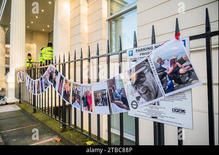 London, Großbritannien. Dezember 2023. Bilder von Opfern sind auf dem Geländer hängen - Menschen kommen, um zu protestieren, während Boris Johnson an der Nationalen COVID-Untersuchung in Westbourne Terrace teilnimmt. Guy Bell/Alamy Live News Stockfoto