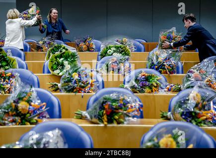 Den Haag, Niederlande. Dezember 2023. Vor der Vereidigung der neuen Mitglieder des Repräsentantenhauses stehen Blumen bereit. ANP ROBIN VAN LONKHUIJSEN niederlande Out - belgien Out Credit: ANP/Alamy Live News Stockfoto