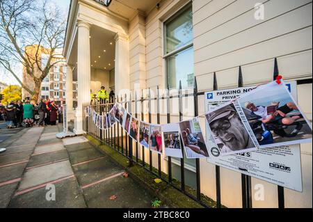 London, Großbritannien. Dezember 2023. Bilder von Opfern sind auf dem Geländer hängen - Menschen kommen, um zu protestieren, während Boris Johnson an der Nationalen COVID-Untersuchung in Westbourne Terrace teilnimmt. Guy Bell/Alamy Live News Stockfoto