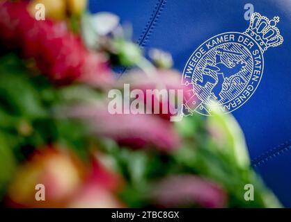 Den Haag, Niederlande. Dezember 2023. Vor der Vereidigung der neuen Mitglieder des Repräsentantenhauses stehen Blumen bereit. ANP ROBIN VAN LONKHUIJSEN niederlande Out - belgien Out Credit: ANP/Alamy Live News Stockfoto