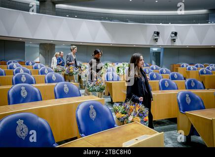 Den Haag, Niederlande. Dezember 2023. Vor der Vereidigung der neuen Mitglieder des Repräsentantenhauses stehen Blumen bereit. ANP ROBIN VAN LONKHUIJSEN niederlande Out - belgien Out Credit: ANP/Alamy Live News Stockfoto