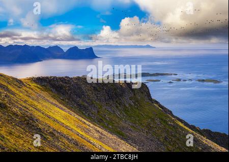 Blick vom Husfjellet-Berg auf Senja Island im Norden Norwegens bei Sonnenuntergang Stockfoto