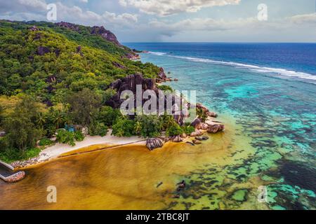Aus der Vogelperspektive auf den Strand Anse Source D'Argent, La Digue Island, Seychellen Stockfoto