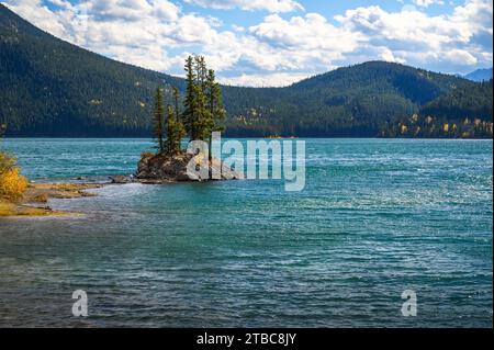 Kleine Insel mit Bäumen am Lake Minnewanka im Banff National Park, Kanada Stockfoto