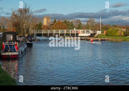 Frampton on Severn, England – 23. November 2023: Ruderer im Training an der Splatt Bridge am Gloucester and Sharpness Canal. Stockfoto