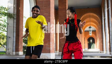 Ein paar junge Stadttänzer, die Spaß haben, zusammen auf der Straße zu tanzen Stockfoto