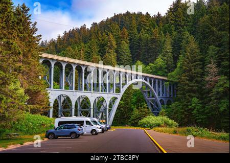 Bogenbrücke am Oregon Coast Highway in der Nähe des Heceta Head Lighthouse, Oregon Stockfoto