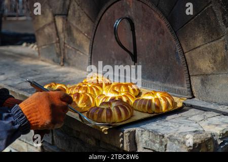 Die Torten werden im Ofen gebacken. Selektiver Fokus. Essen. Stockfoto