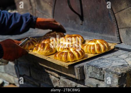 Die Torten werden im Ofen gebacken. Selektiver Fokus. Essen. Stockfoto