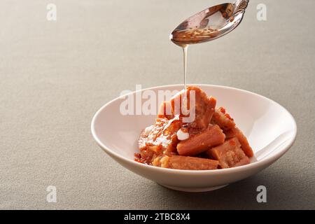 Gedünsteter Lotus Root gefüllt mit Klebreis Stockfoto