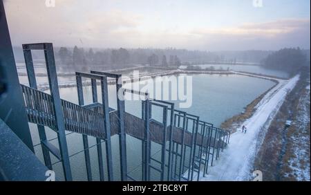 Eine Leiter zum Himmel aus Stahl dient als Aussichtsplattform in der Tirschenreuth Teichwanne Stockfoto