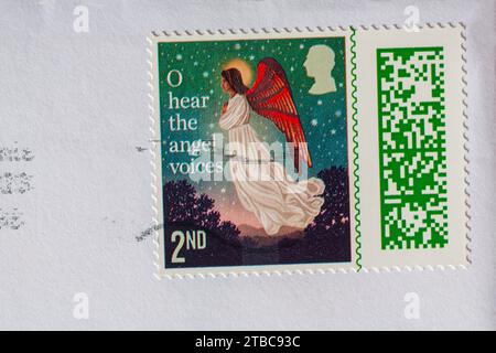 Weihnachtsmarke 2. Klasse 2023 auf Umschlag gesteckt - Stempel mit Barcode, Briefmarke mit Barcode UK - Briefmarke 2. Klasse Stockfoto