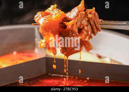 Traditionelle Hot Pot Combo, sichuan style.beef Jarret und Schaft Stockfoto